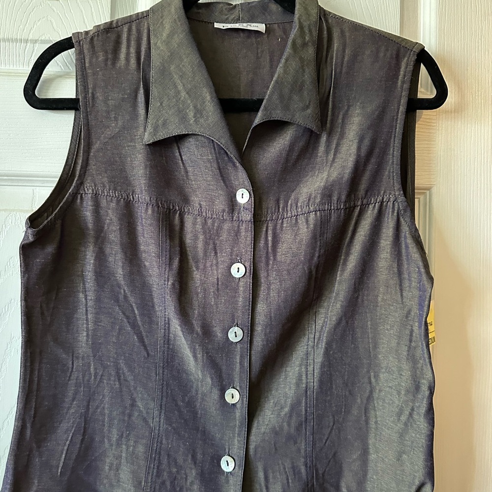 Sleeveless Gray Button-Up Top